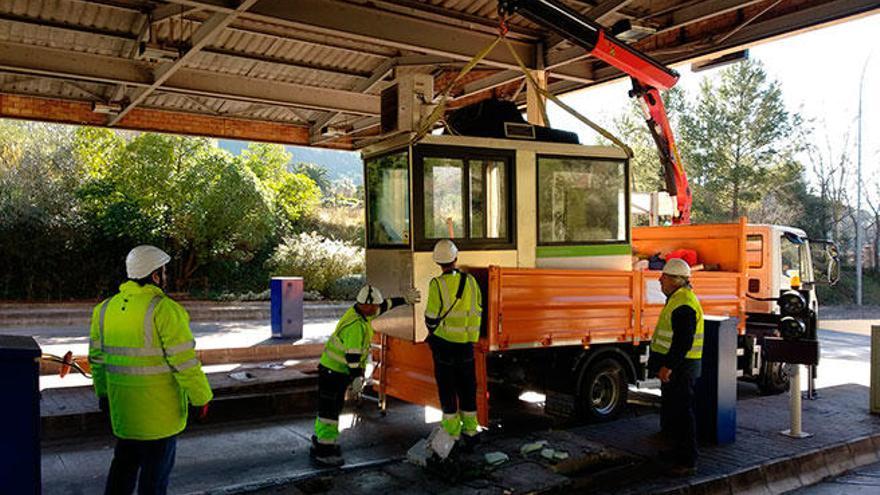 Los operarios retiran las cabinas del túnel de Sóller