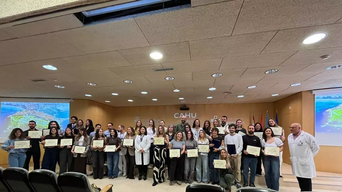 El Hospital de Cabueñes despide a 60 residentes y distingue a Carmen Díaz por su "excelencia": "Ha dejado huella"