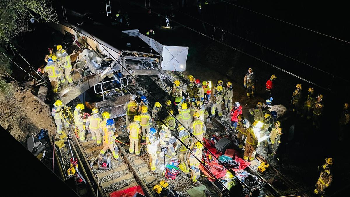 Un muerto y al menos 15 heridos en el descarrilamiento de un tren en Gelida por la caída de un muro de contención
