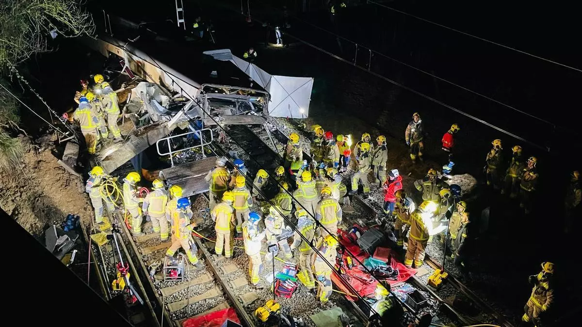Un muerto y al menos 15 heridos en el descarrilamiento de un tren en Gelida por la caída de un muro de contención