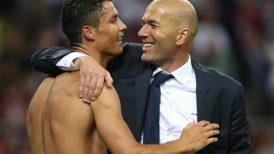 Cristiano Ronaldo y Zinedine Zidane se felicitan al término del partido.