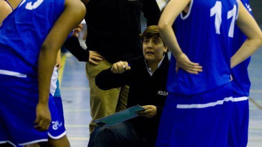 Yolanda Mijares, dando instrucciones a sus jugadoras durante un partido de pretemporada.