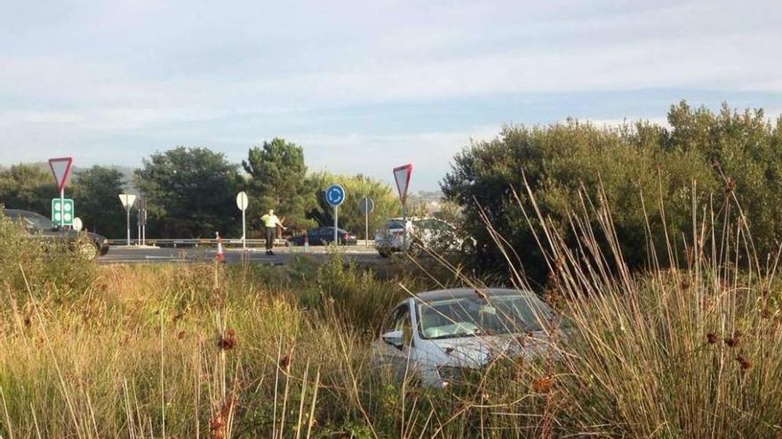 Salida de vía hasta las dunas de A Lanzada | La rotonda de A Lanzada, donde desemboca la vía sin desdoblar de O Salnés -uno de los tramos de especial atención del Tráfico- fue escenario a las 19.50 horas de ayer de un nuevo accidente al salirse de la vía un turismo que acabó &quot;aterrizando&quot; en la zona de dunas que rodea a la playa. Sus dos ocupantes resultaron heridos leves. Curiosamente, este accidente se produce apenas unos días después de otro caso muy parecido en el mismo punto, protagonizado por un trailer.