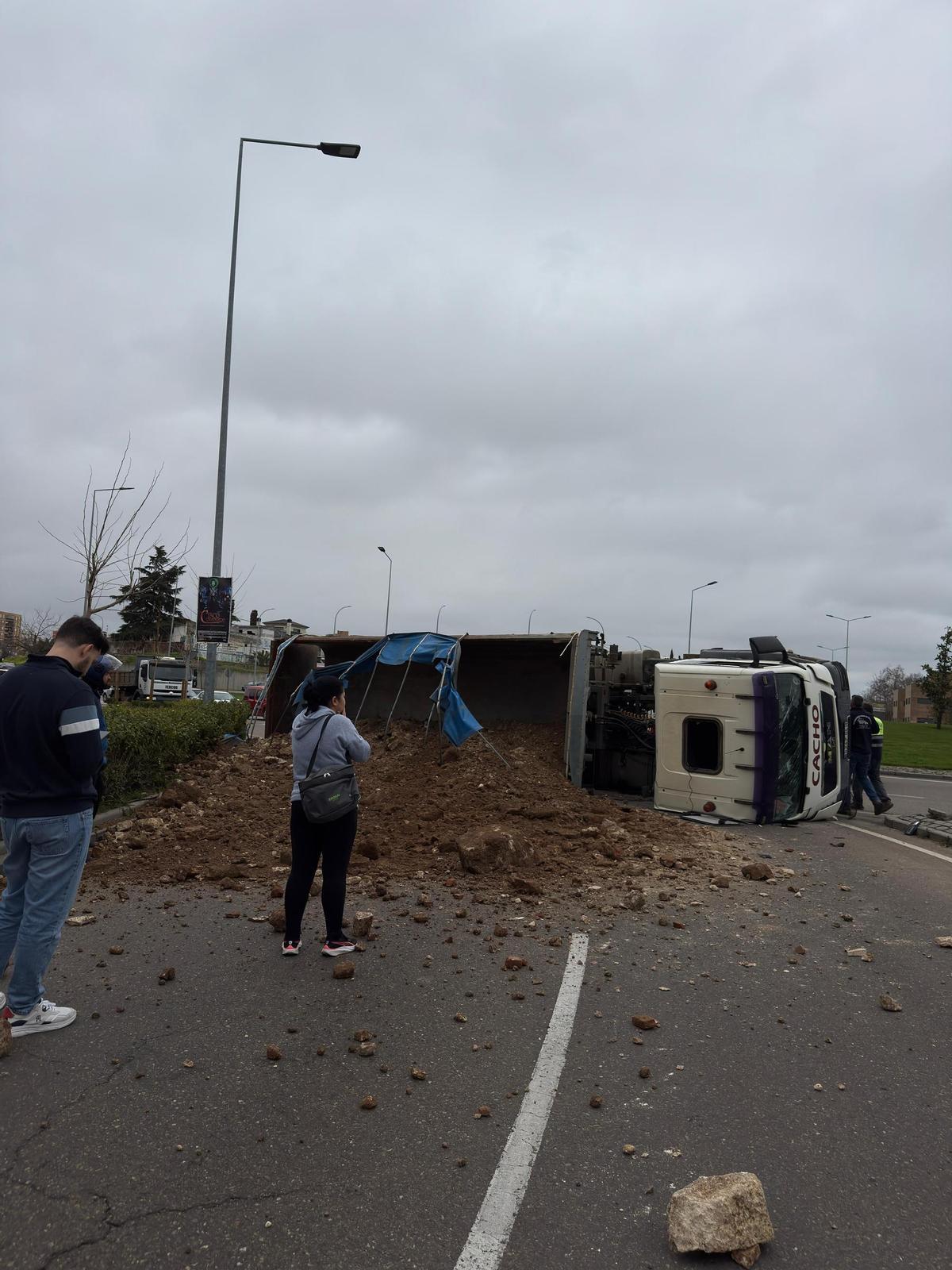 El camión tras volcar en la avenida de Elvas.