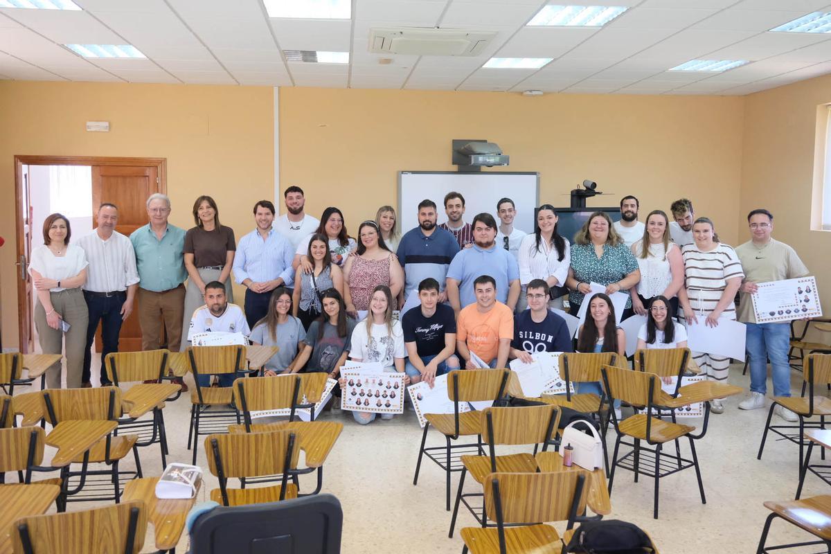 Alumnos de una escuela taller de Cabra, tras recibir el diploma el año pasado.