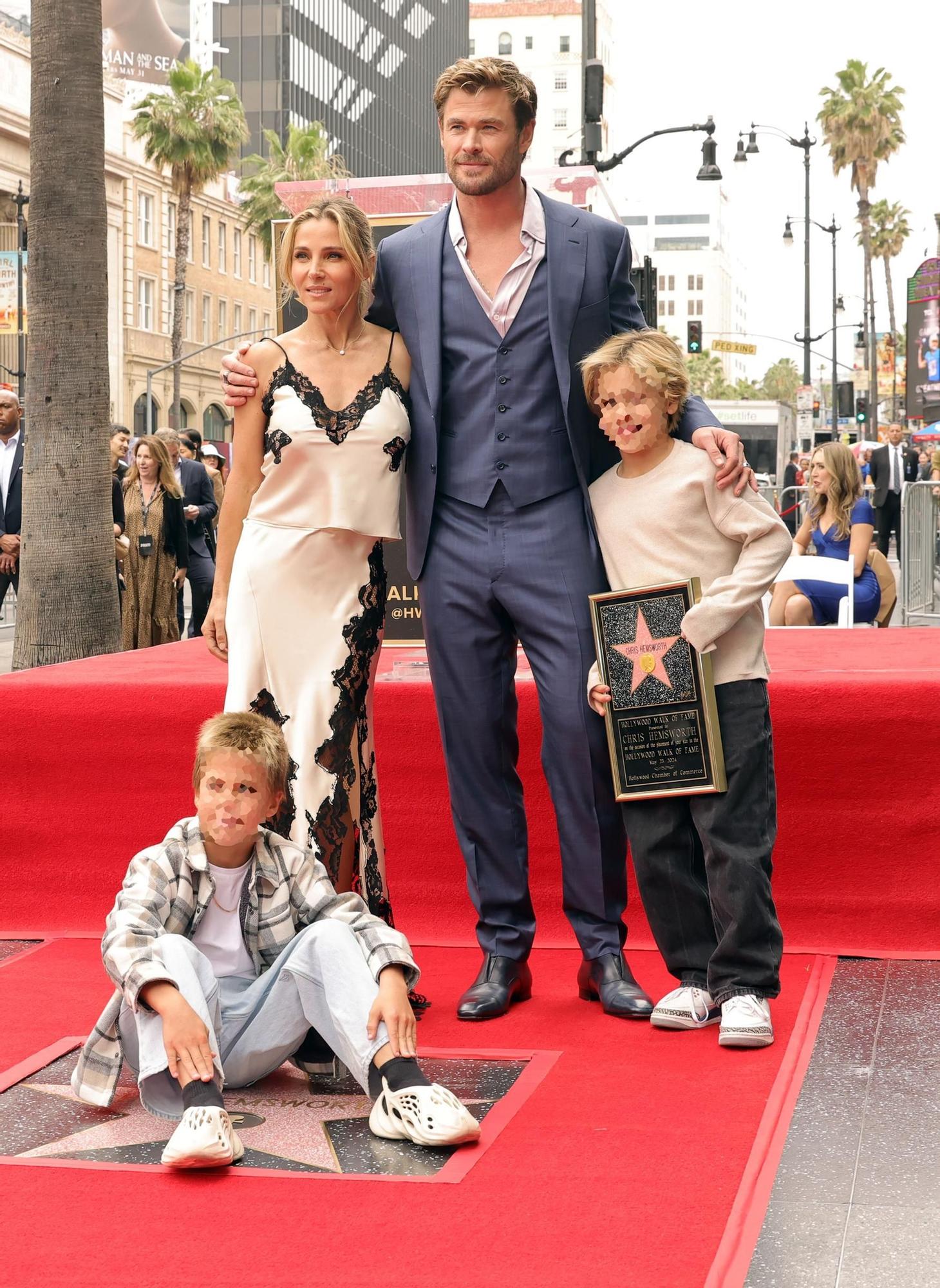 Elsa Pataky, Chris Hemsworth y sus dos hijos mellizos en el Paseo de la Fama de Hollywood.