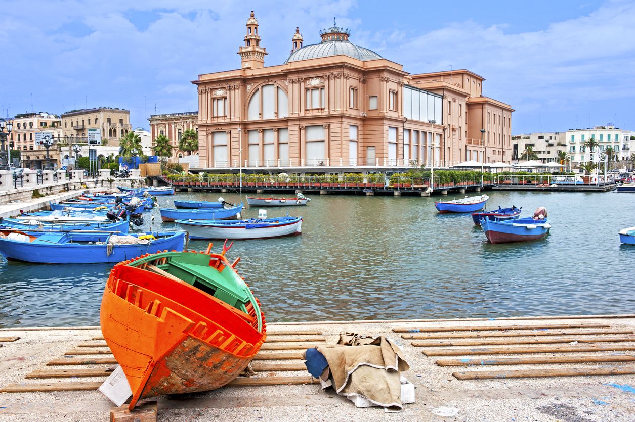 Bari - Barca con teatro al fondo