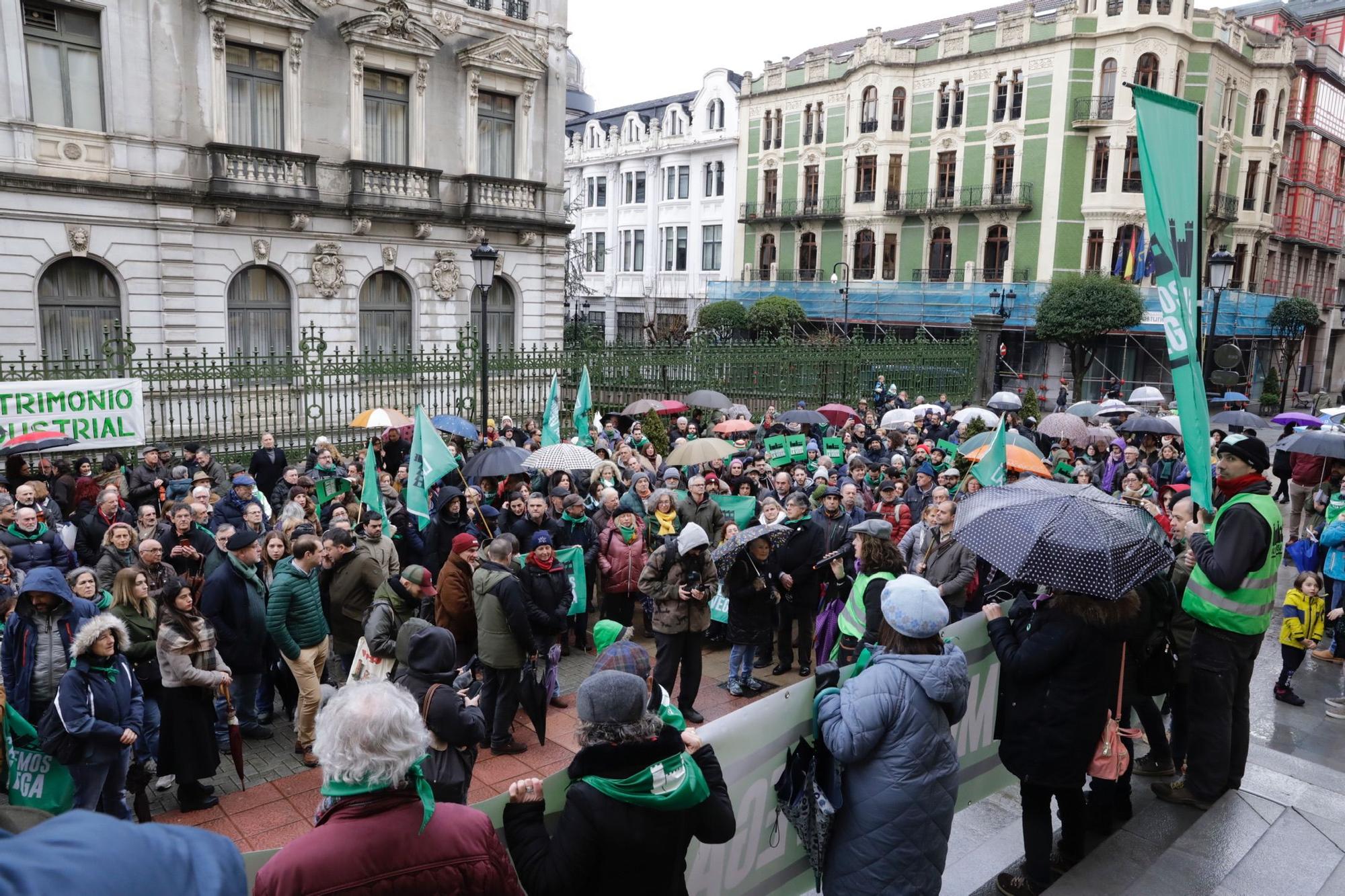 "La Vega no se vende, La Vega se defiende": así fue la concentración de Salvemos La Vega en Oviedo