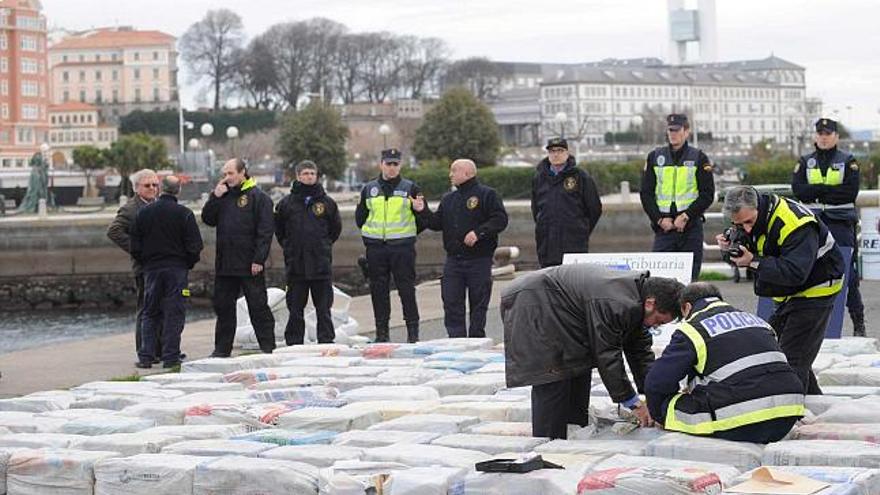 Los agentes custodian y analizan los fardos de cocaína en el puerto de A Coruña. / carlos pardellas
