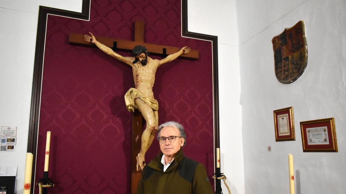 Video | La Cofradía de los Estudiantes: claveles rojos, elegancia y emoción a raudales en el Viernes Santo cacereño