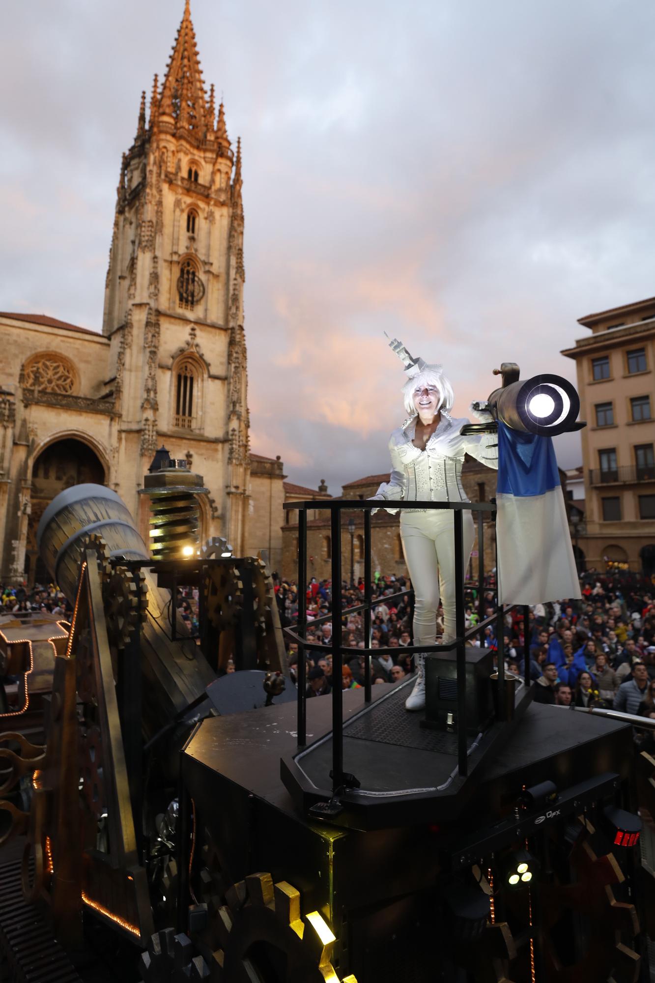 El descubrimiento de Gaitaxia en el desfile de Oviedo.