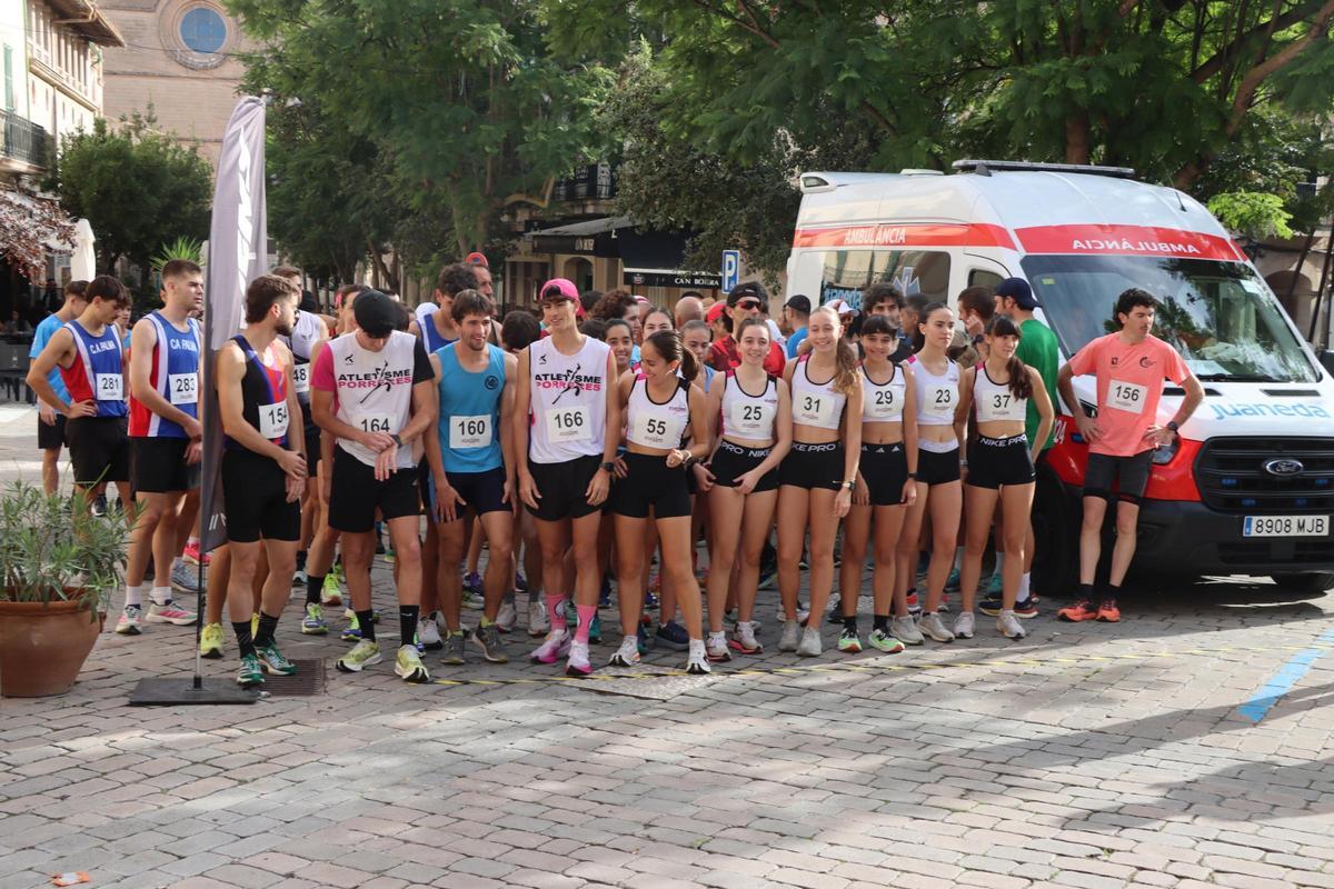 Los corredores esperan el momento de la saida en Porreres. Pujada a Monti-Sion