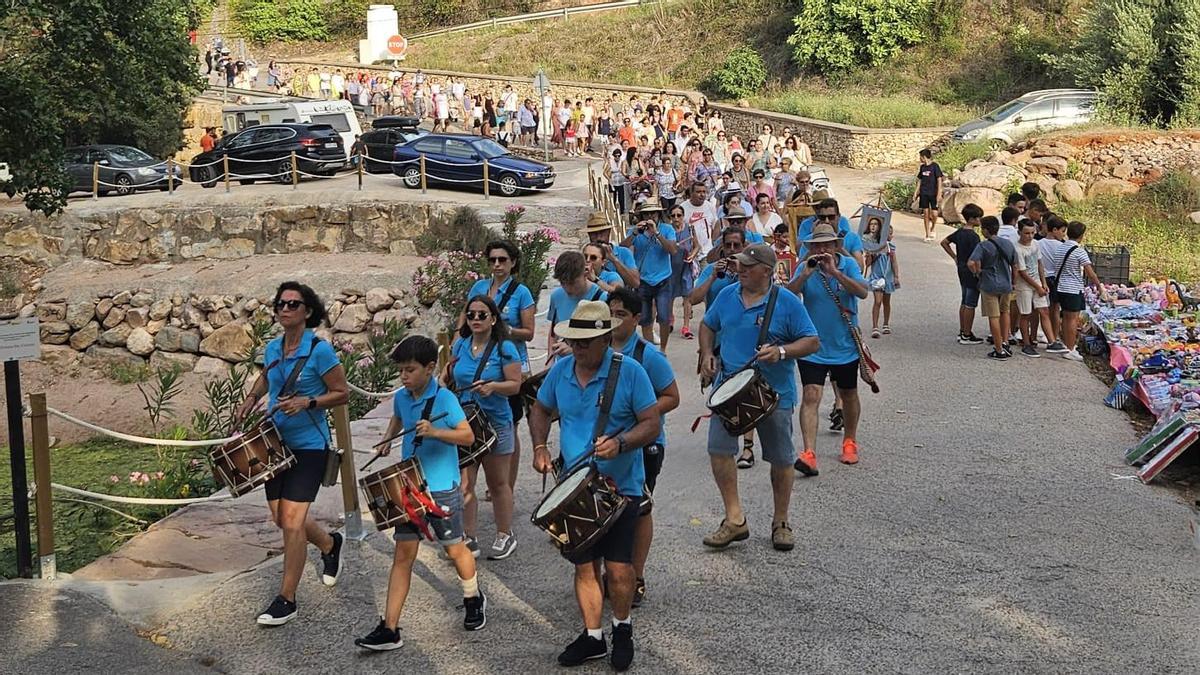 Un centenar de personas han participado en Artana en la tradicional romería hasta la ermita de Sant Cristina.