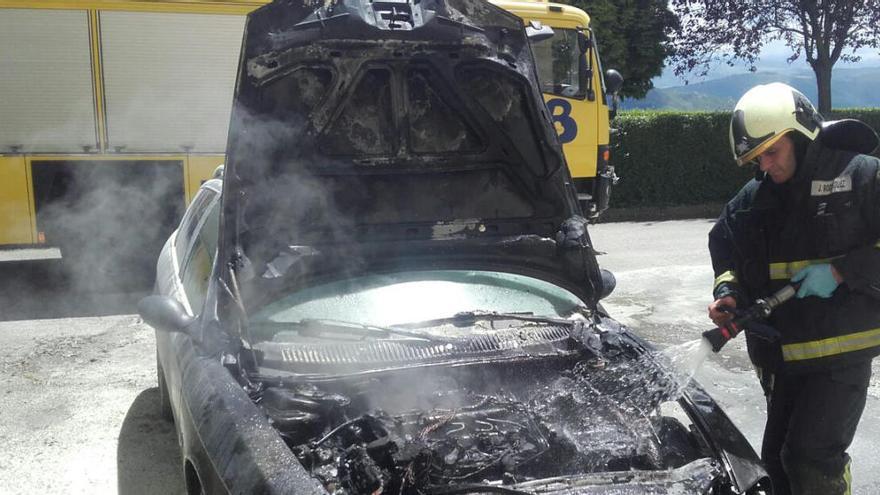 Arde un turismo en el aparcamiento de una residencia en Tineo