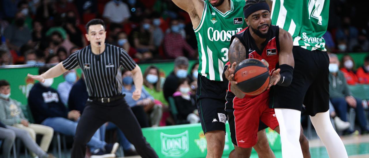 Bone intenta superar a Brown y Pasecniks