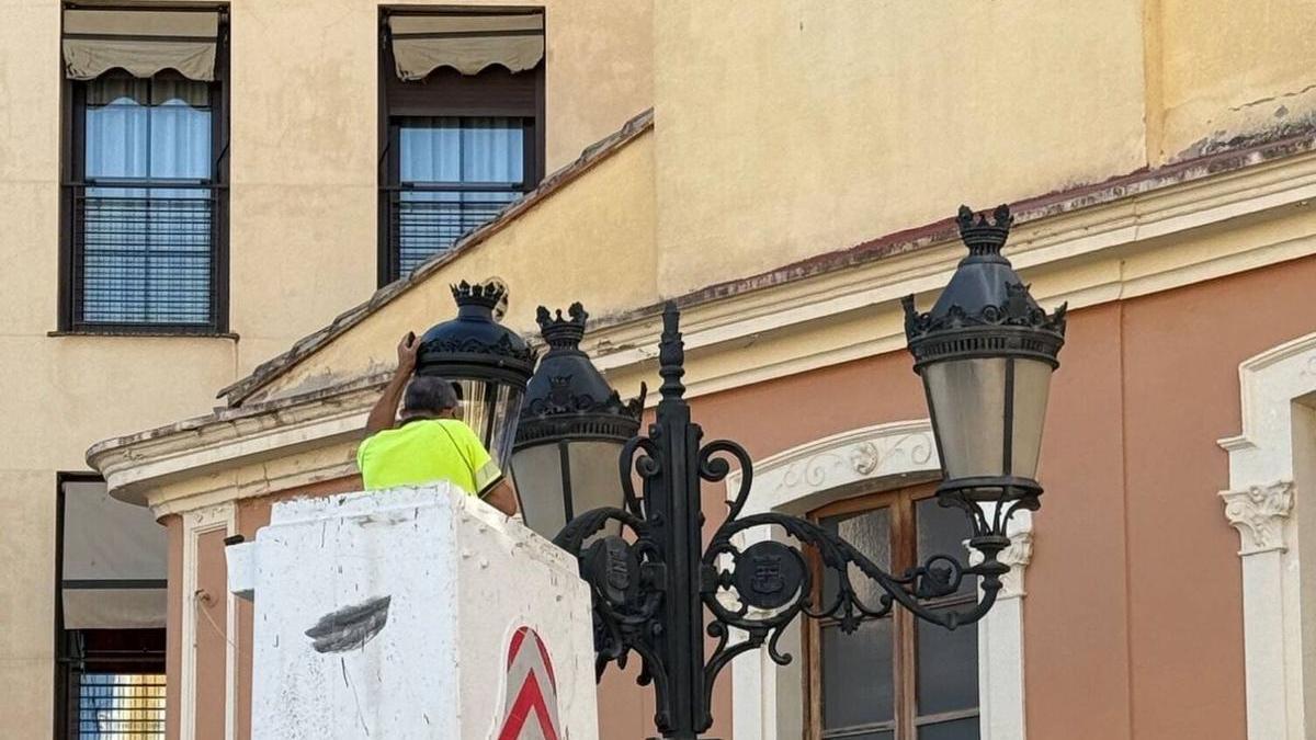Burjassot renueva el alumbrado de la Plaça Emilio Castelar.