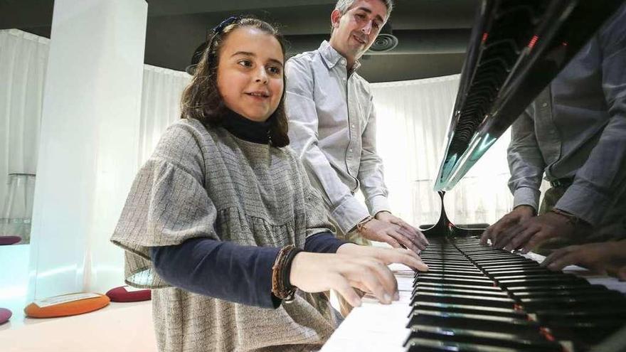 La niña Liv Parlee y Julio César Setién, tocando a cuatro manos.