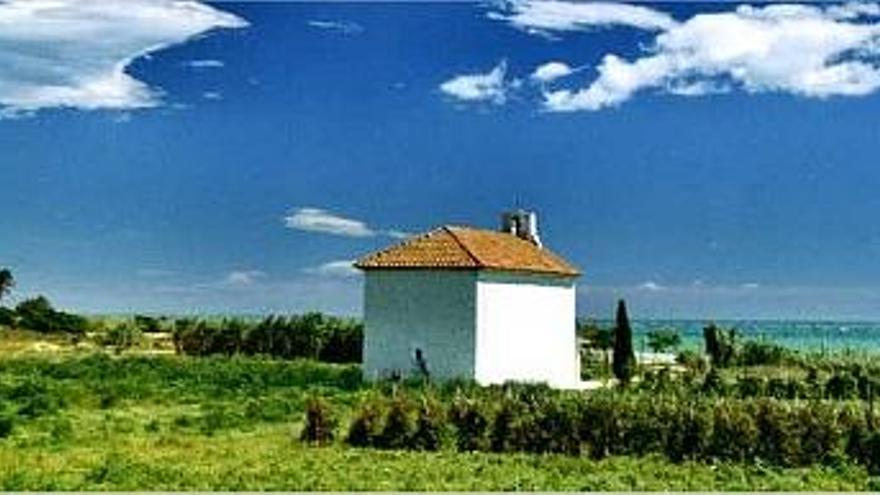 La ermita de Sant Miquel sobresalen en un entorno virgen en la zona de Capicorb, en el núcleo de Alcossebre.