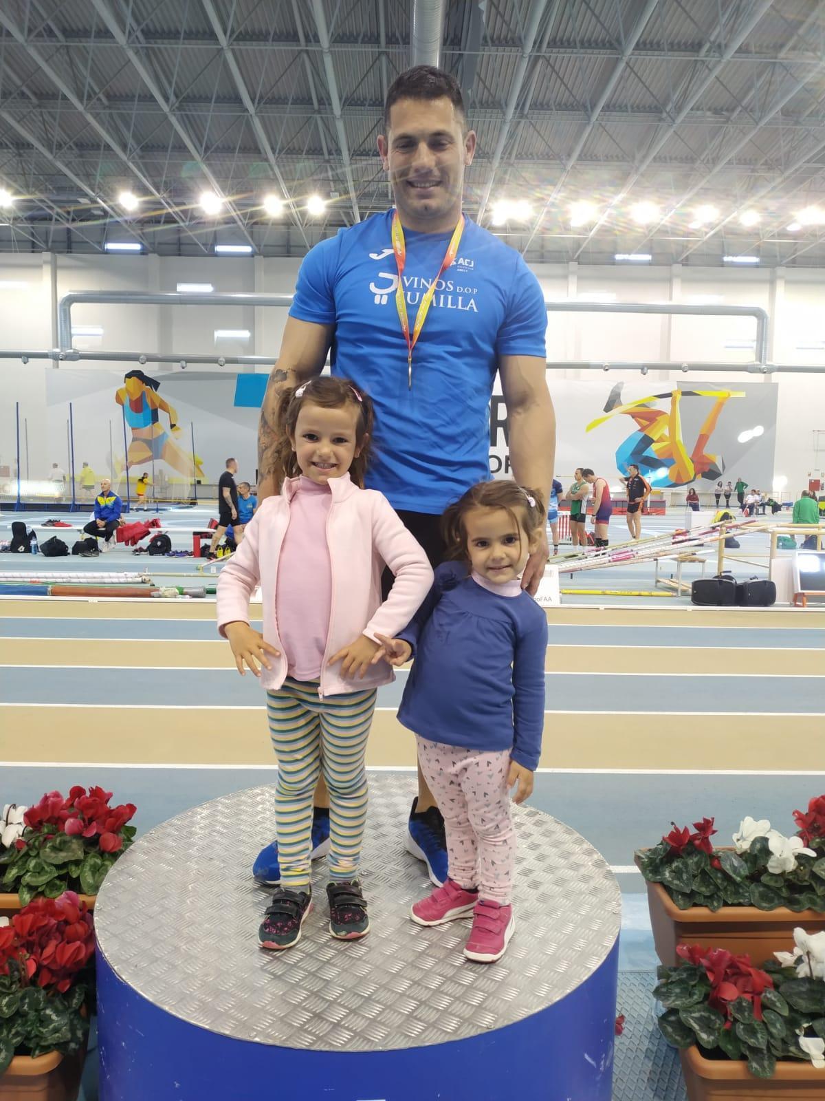 Álex Barrón, con sus hijas en el podio