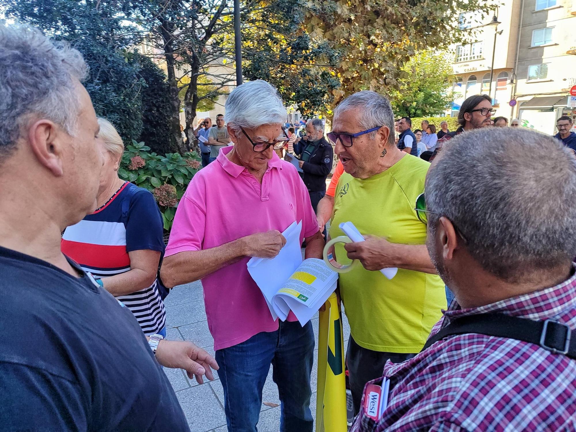 Multidudinaria protesta contra la subida de la basura en Cangas