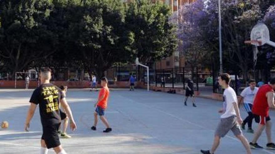 Los jóvenes alargan sus partidos hasta la madrugada.