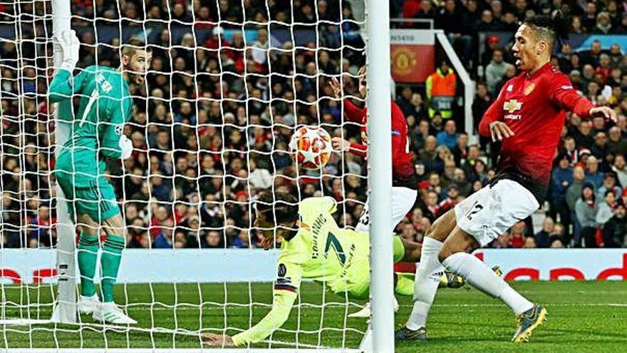 Moment en què la pilota acaba al fons de la porteria del United després de tocar en Shaw.