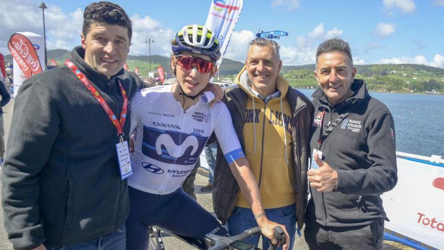 Los exciclistas felicitan a Iván García Cortina