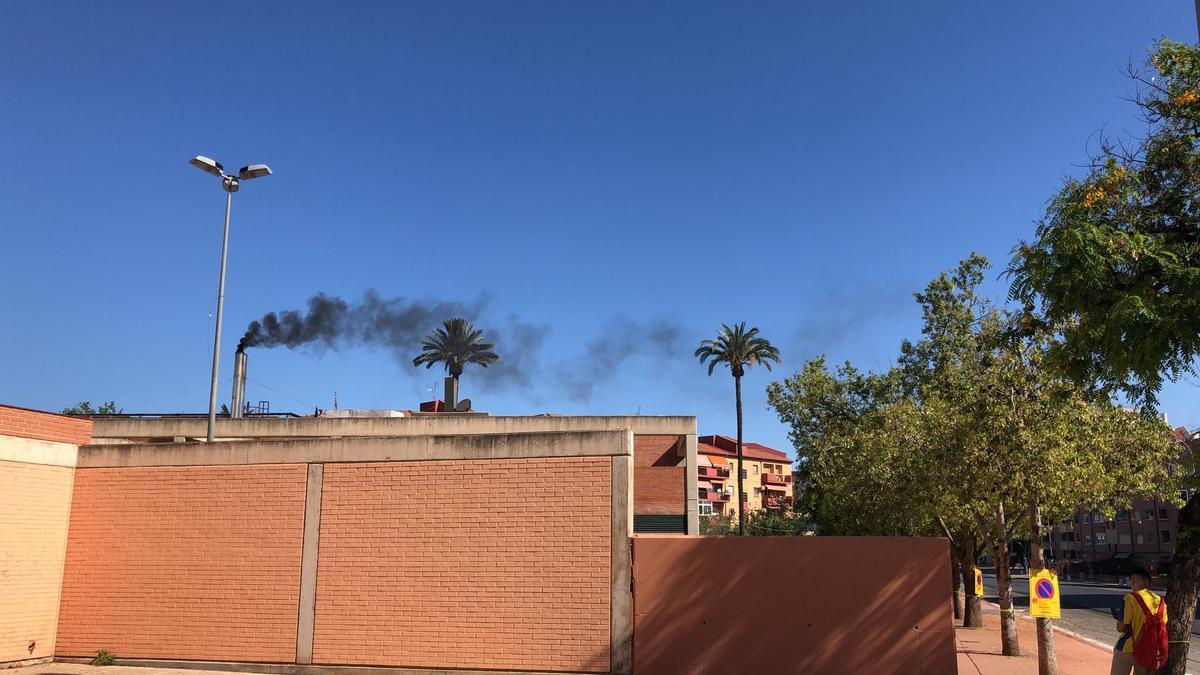 La chimenea del polideportivo del Infante echa humo en mayo.