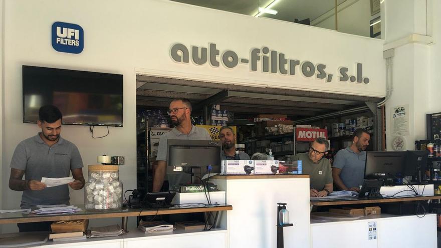 Trabajadores en las instalaciones de autofiltros. ed