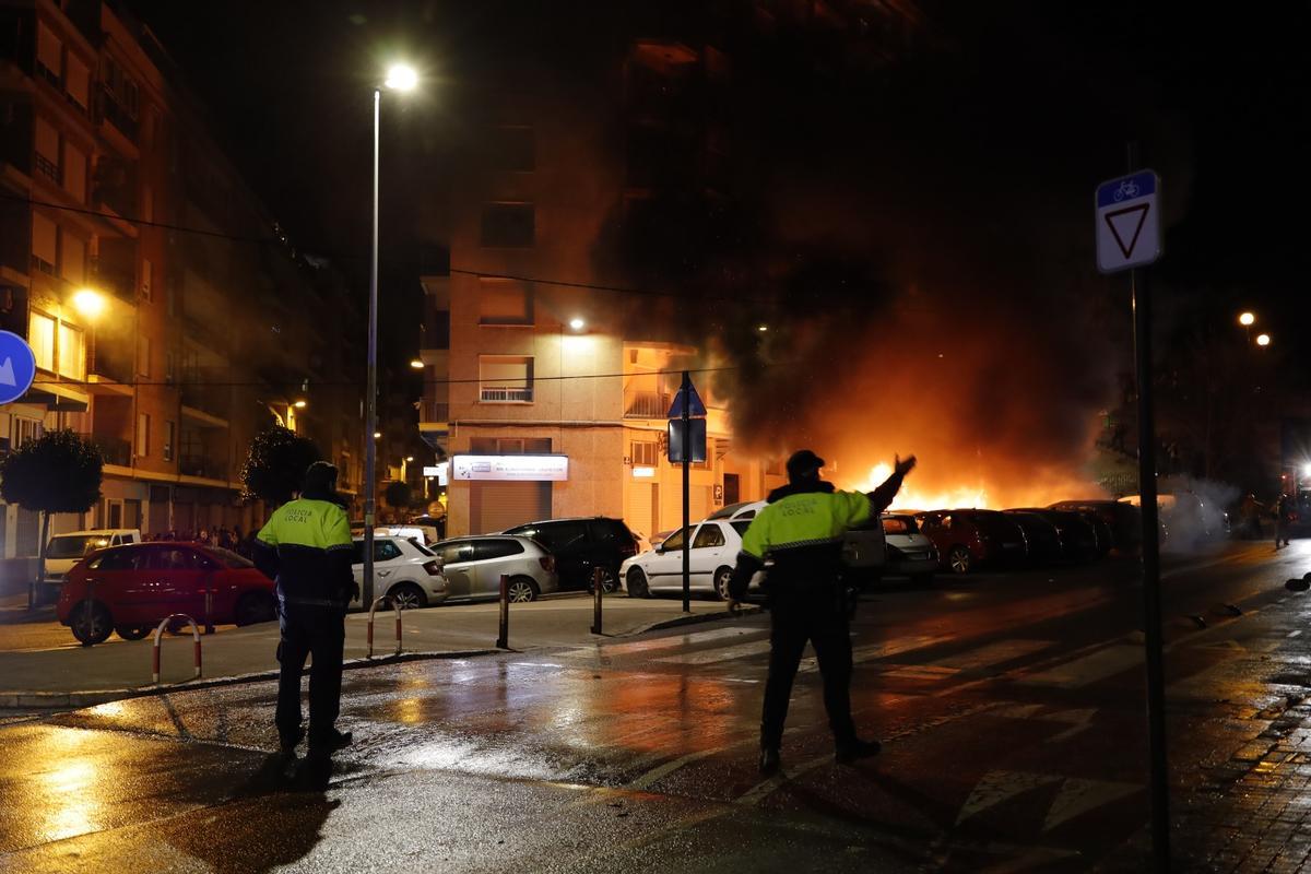 Un incendio en un aparcamiento provoca daños en una docena de coches en Alcoy