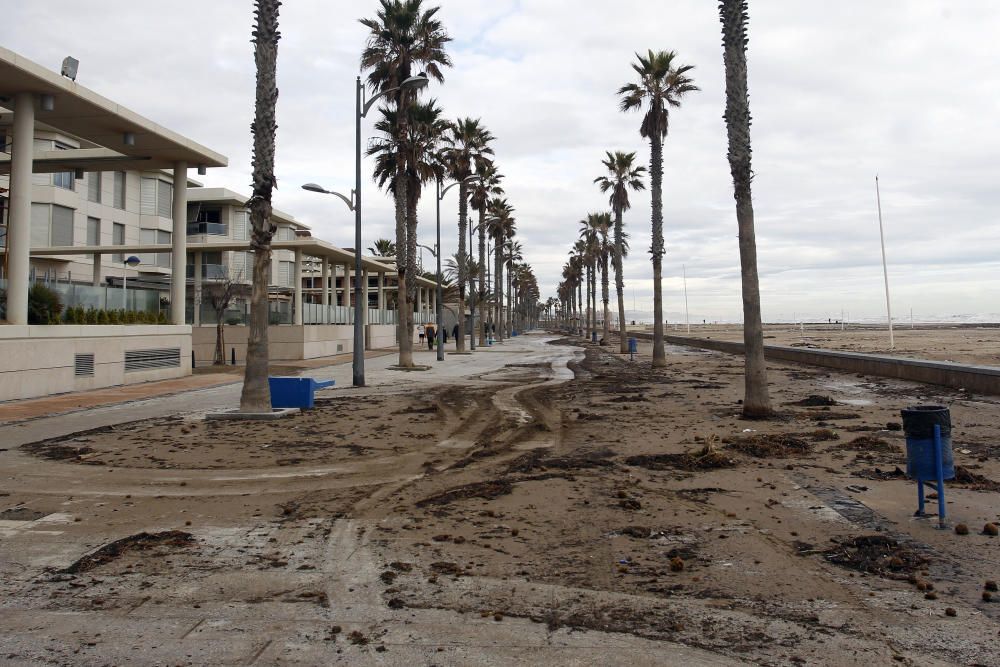 Destrozos en la playa de la Patacona