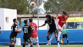 La SD Ibiza naufraga y cae ante el Barbastro en los compases finales