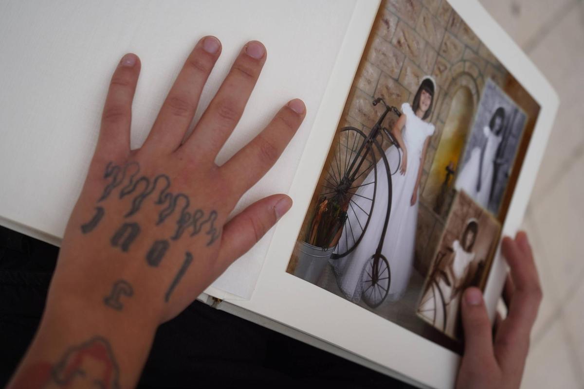 Erika Román Casado con las fotos de la comunión.