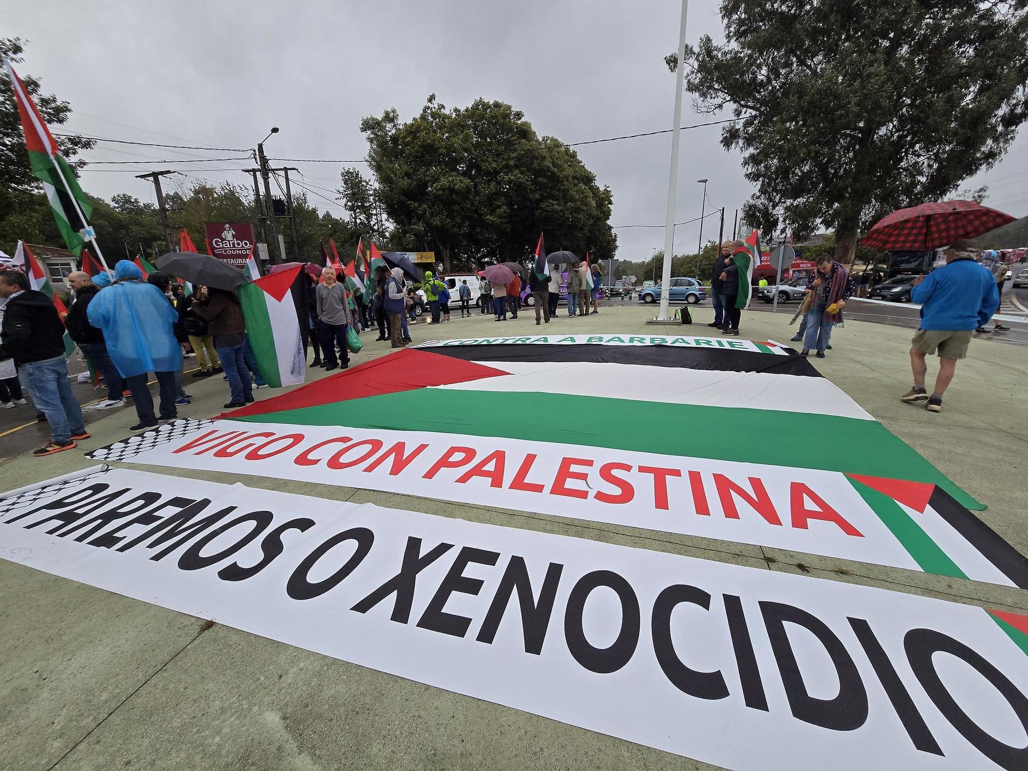 Concentraciones contra el equipo de Israel por el genocidio en Gaza durante el paso de La Vuelta por Pontevedra