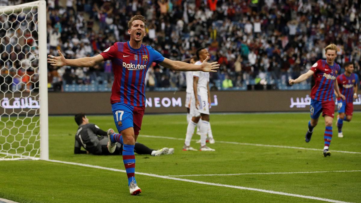 Luuk de Jong corre celebrando el gol a Courtois en la Supercopa.