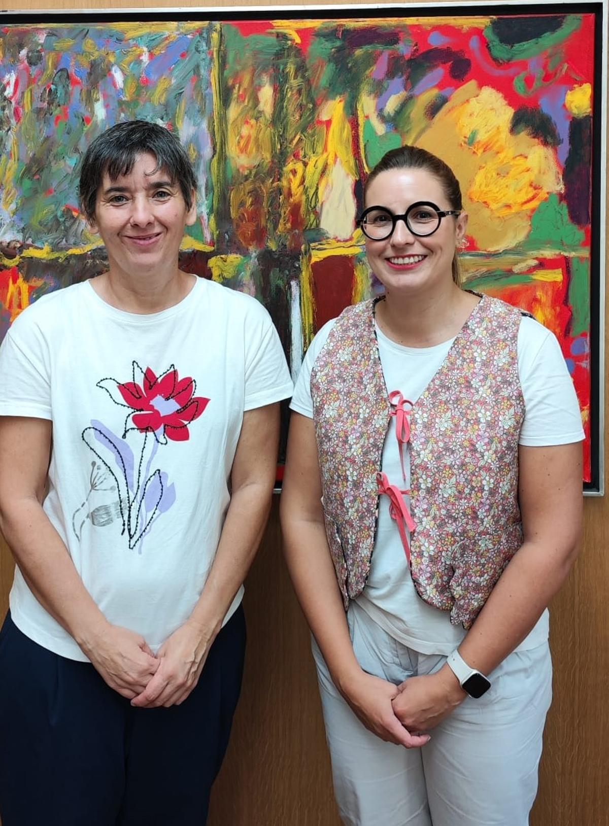 A la izquierda Rosa Giménez, presidenta de la asociación Apesoelx y a la derecha Carolina Galiana, presidenta de la federación de personas sordas de la Comunidad Valenciana