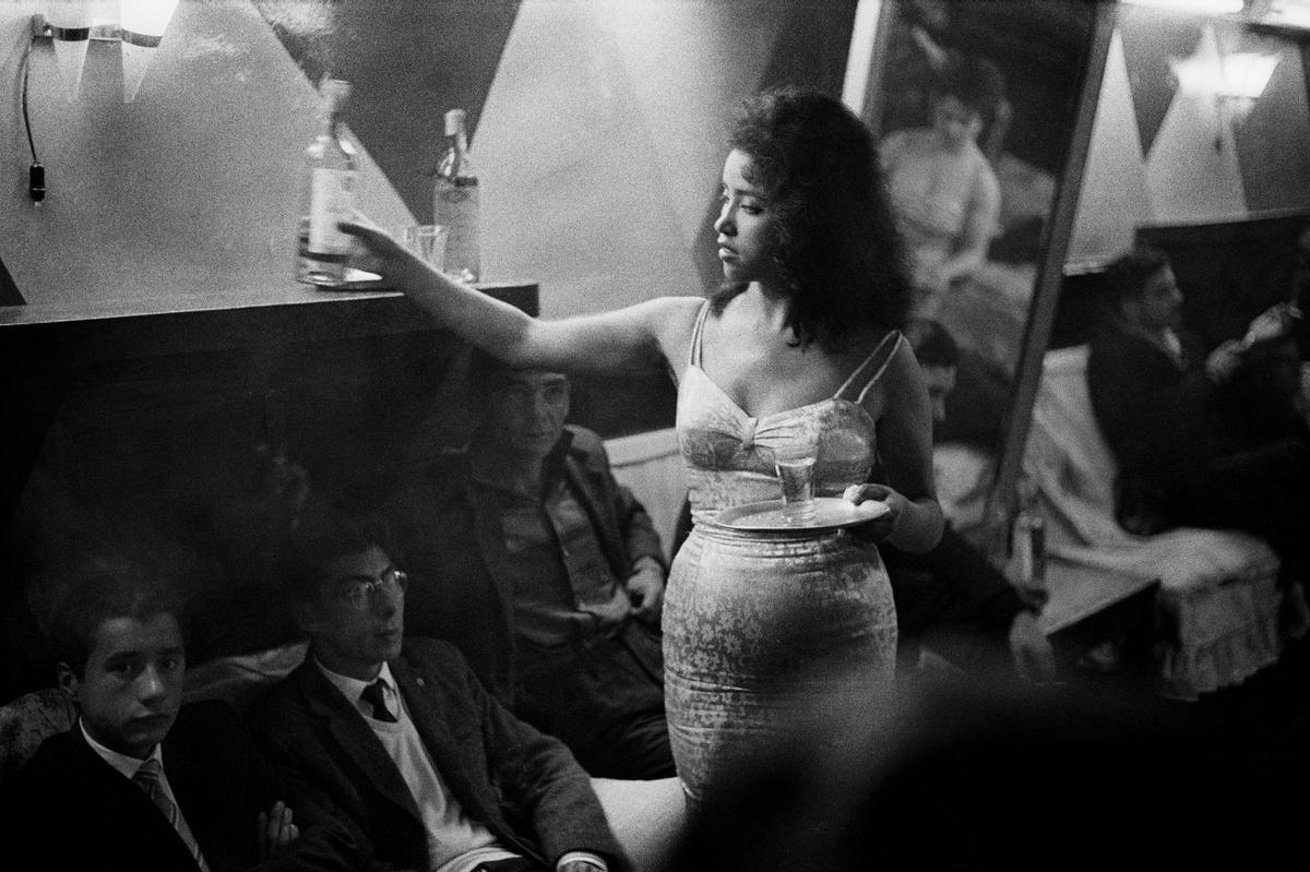 Reproducció de la fotografia de Sergio Larrain d’un prostíbul de Valparaíso, a Xile, l’any 1963.