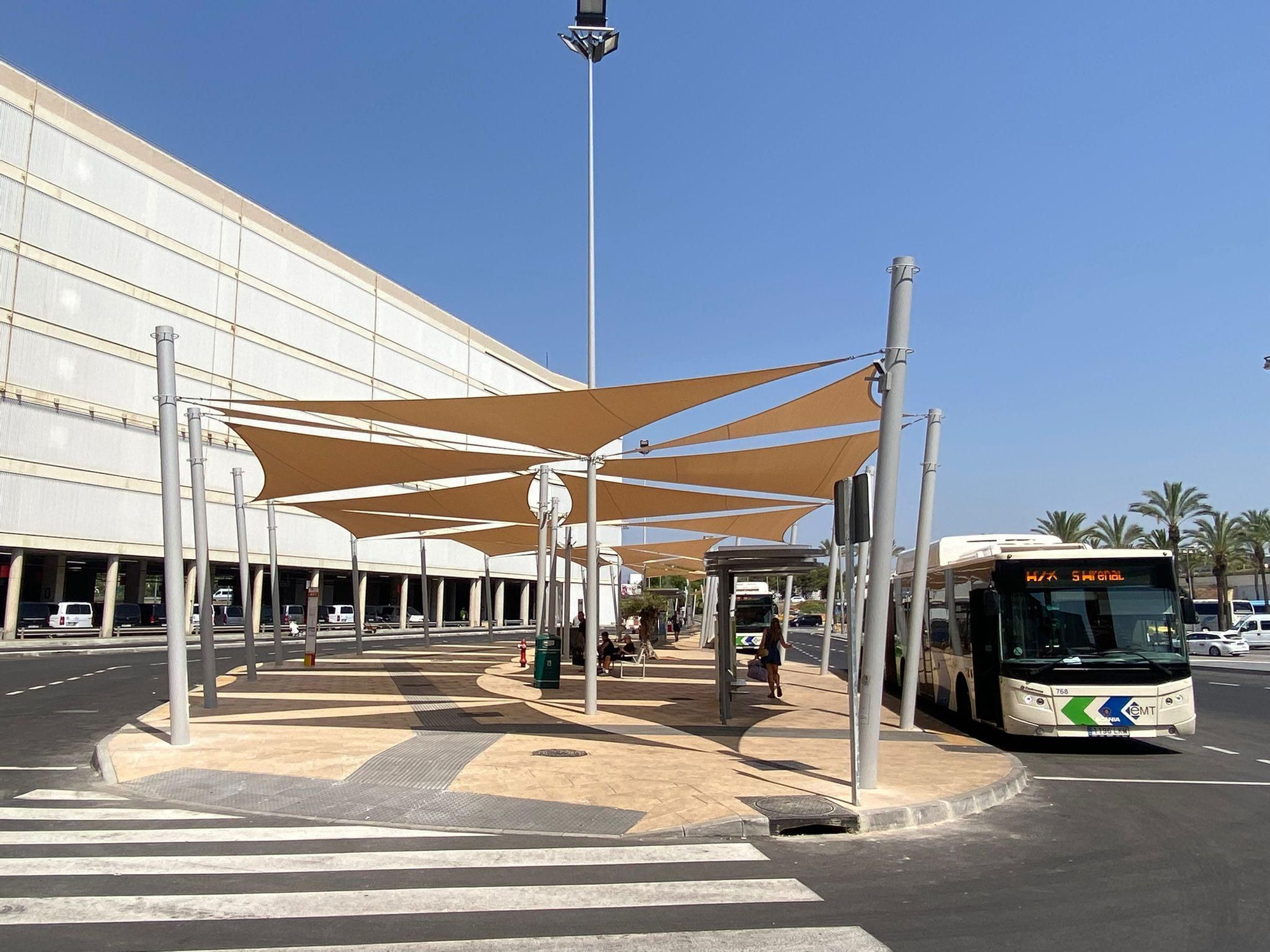 Calor y confusión en el estreno de la nueva parada de autobuses del aeropuerto de Palma