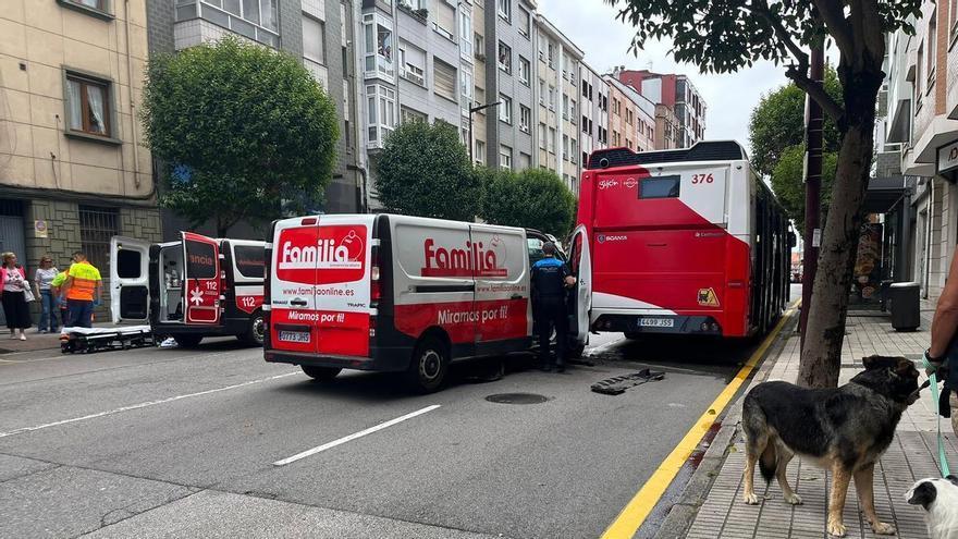 Un conductor trasladado al hospital en Gijón por un choque entre una furgoneta y el autobús urbano