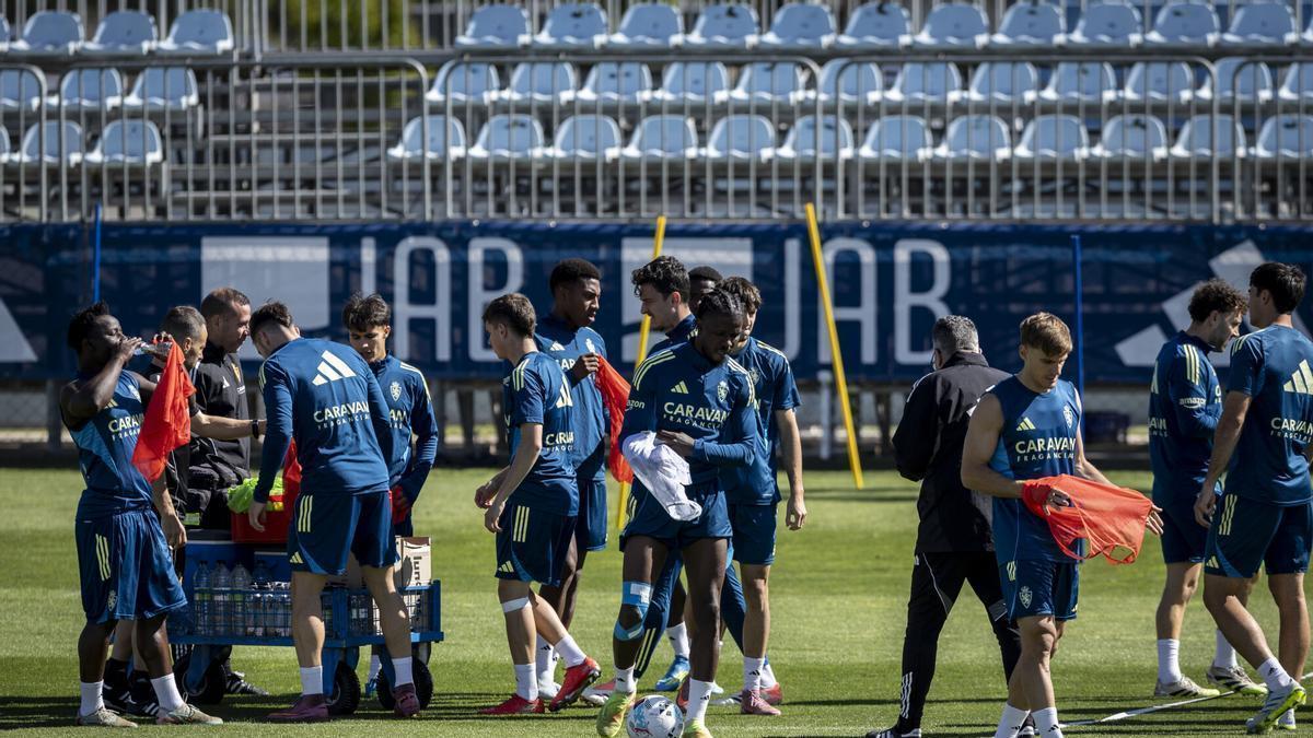 Los jugadores del Real Zaragoza, en el entrenamiento de este miércoles en la Ciudad Deportiva.