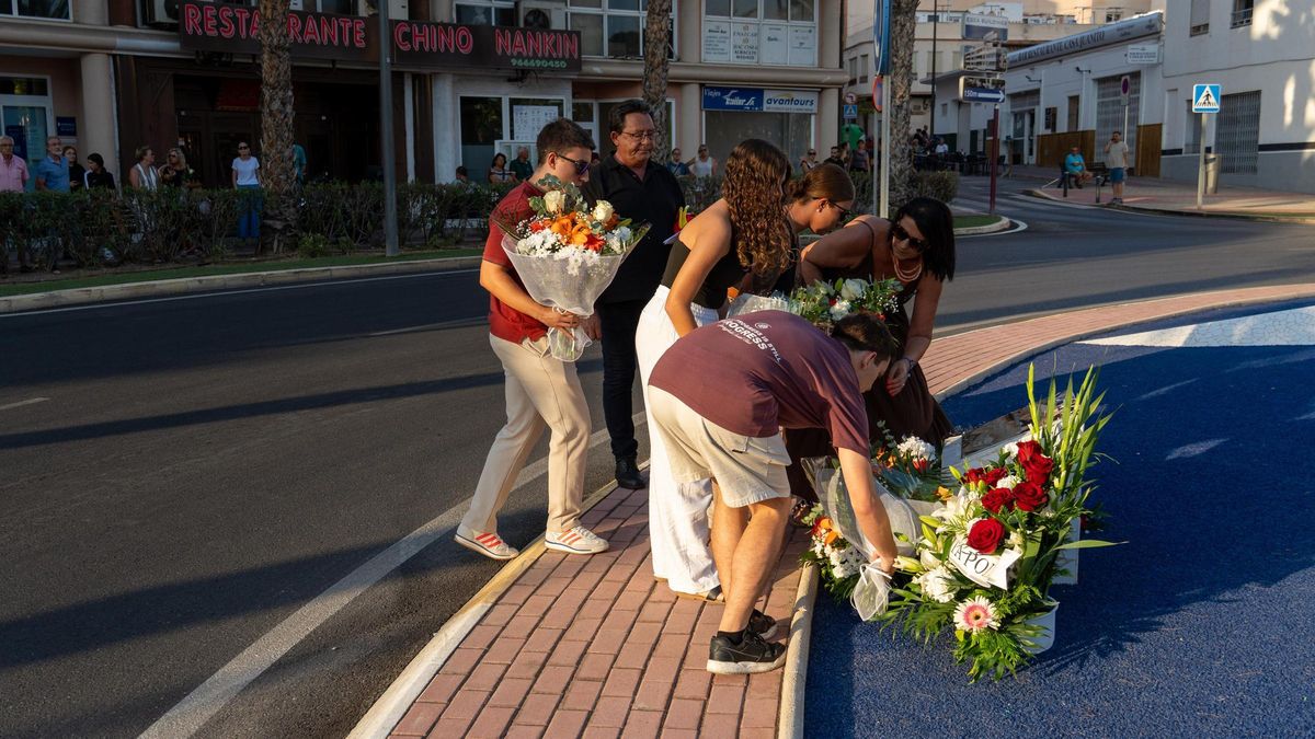 Familiares depositan flores en honor a Silvia Martínez