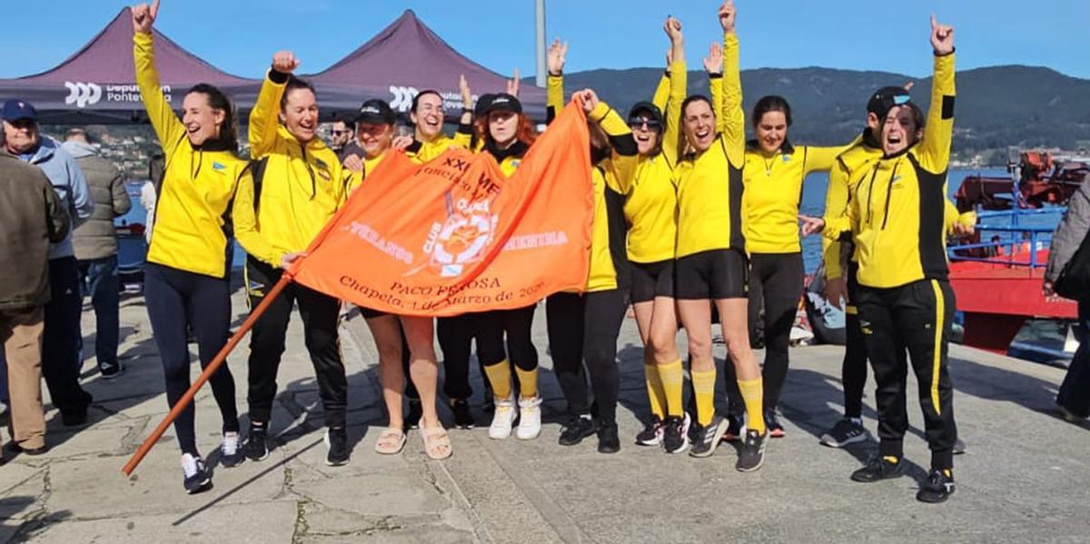 Las veteranas del Vila de Cangas de remo (Vanesa Campoy, tercera  derecha), ilusionadas con su primera bandera en la regata en Chapela. | FDV