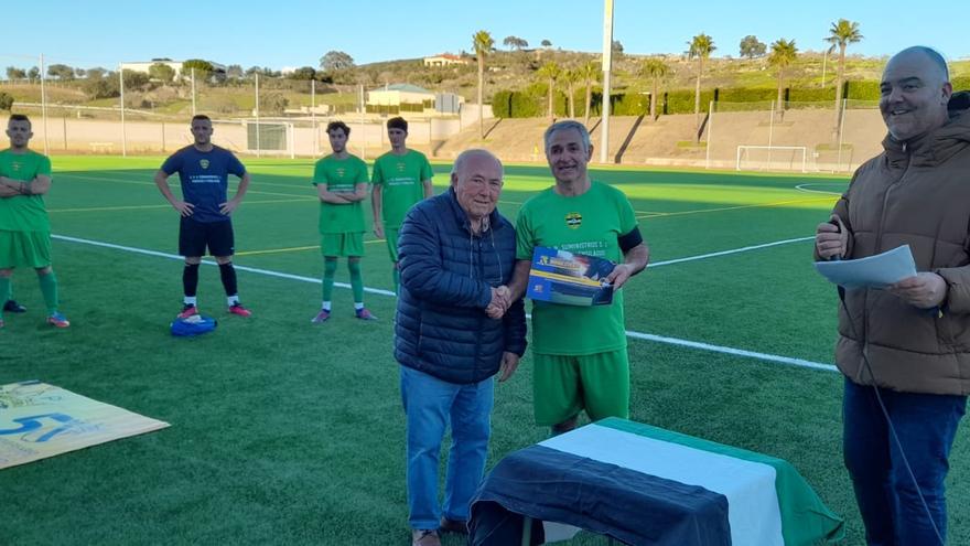 El CP Monesterio rinde homenaje al jugador del CD Oliva Antonio Bravo