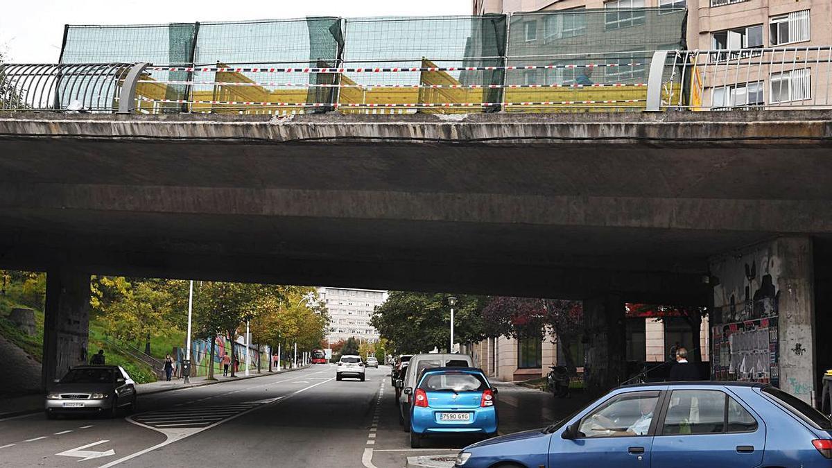 Valla provisional en el lugar del accidente, en el viaducto de la ronda de Outeiro.  | // CARLOS PARDELLAS