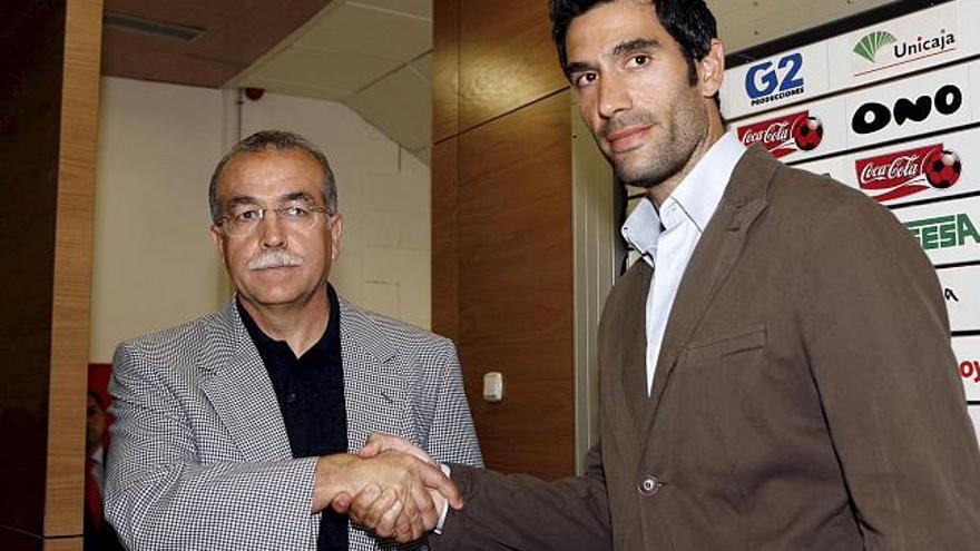 El técnico Antonio Tapia (izquierda), que fue presentado hoy como entrenador del Málaga CF, saluda al presidente del club, Fernando Sanz.