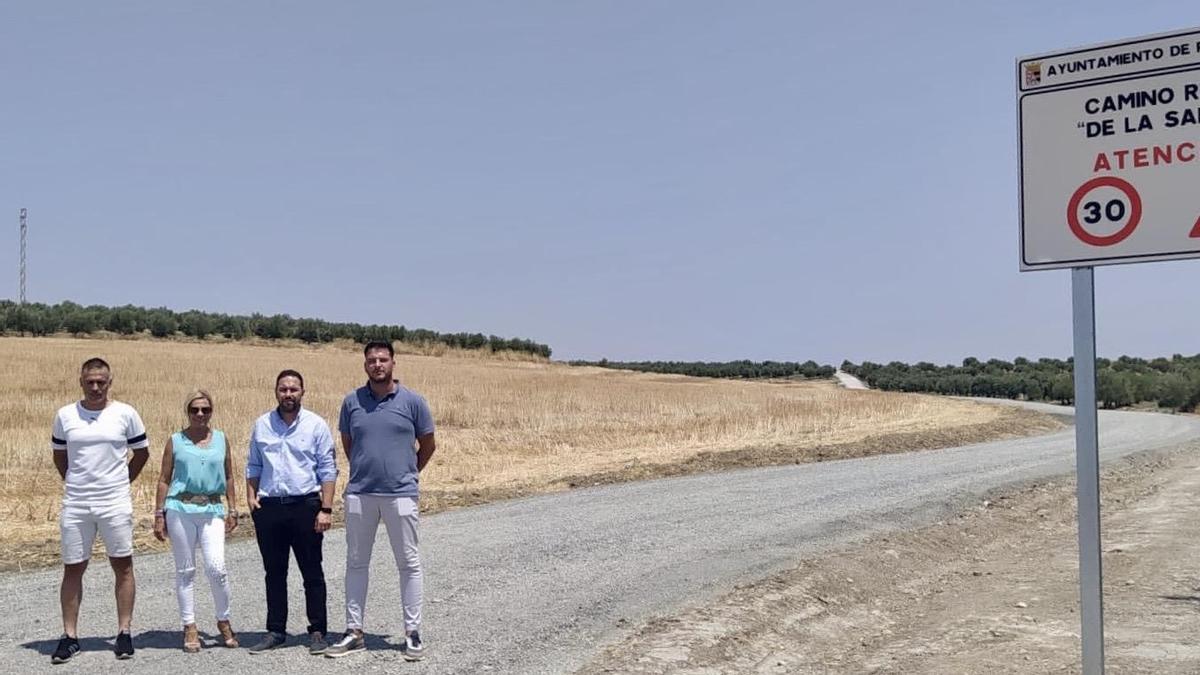 Las autoridades en el camino de La Sangre de Pedro Abad.