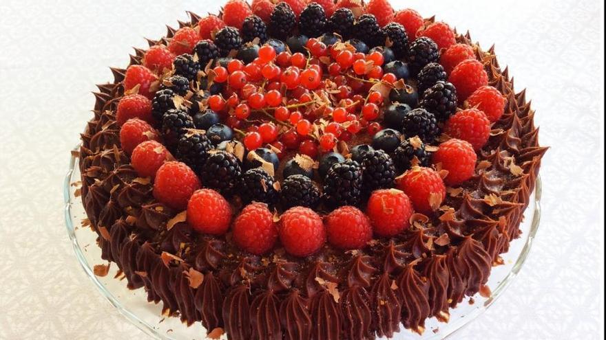 La tarta de chocolate y frutas del bosque fácil de hacer y que te hará quedar como todo un repostero