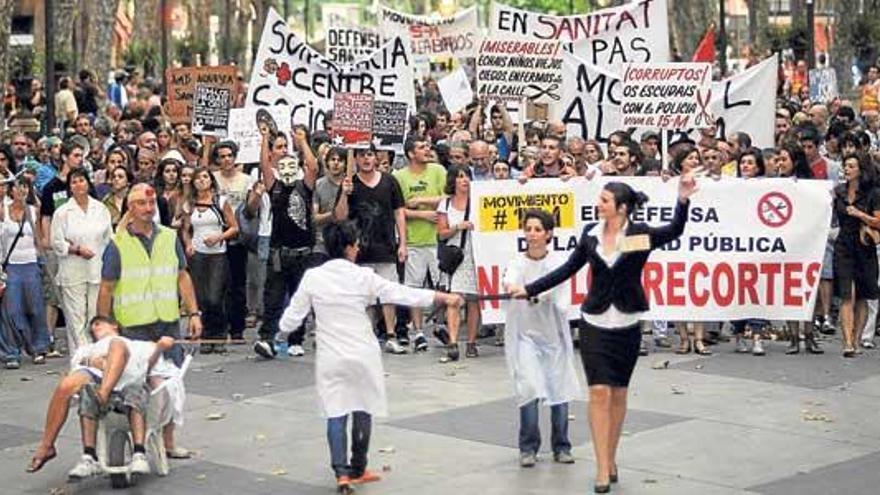 La manifestación convocada por el 15-M, ayer, a su paso por el paseo del Born.