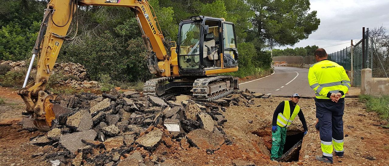 Trabajos para arreglar una canalizaciónde agua en el camí de s’Olivera, en una imagen de archivo. | J. M. L.R.