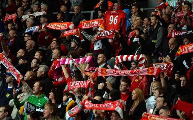 Miles de aficionados homenajean en Anfield a las víctimas de Hillborough